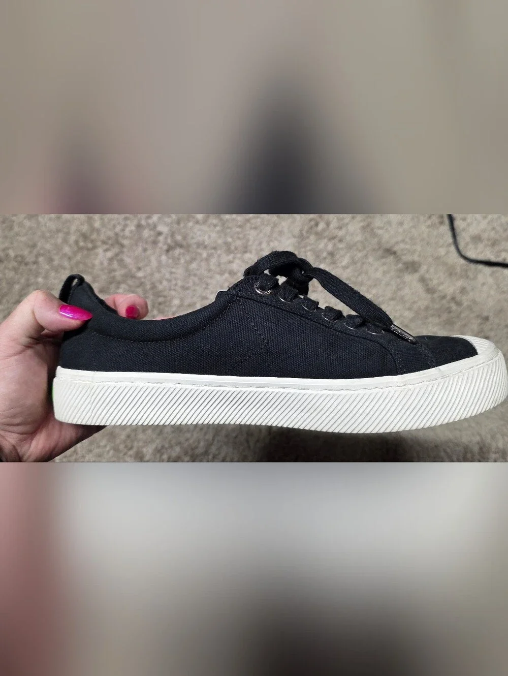 Cariuma Women's Black Canvas Low-Top Sneakers